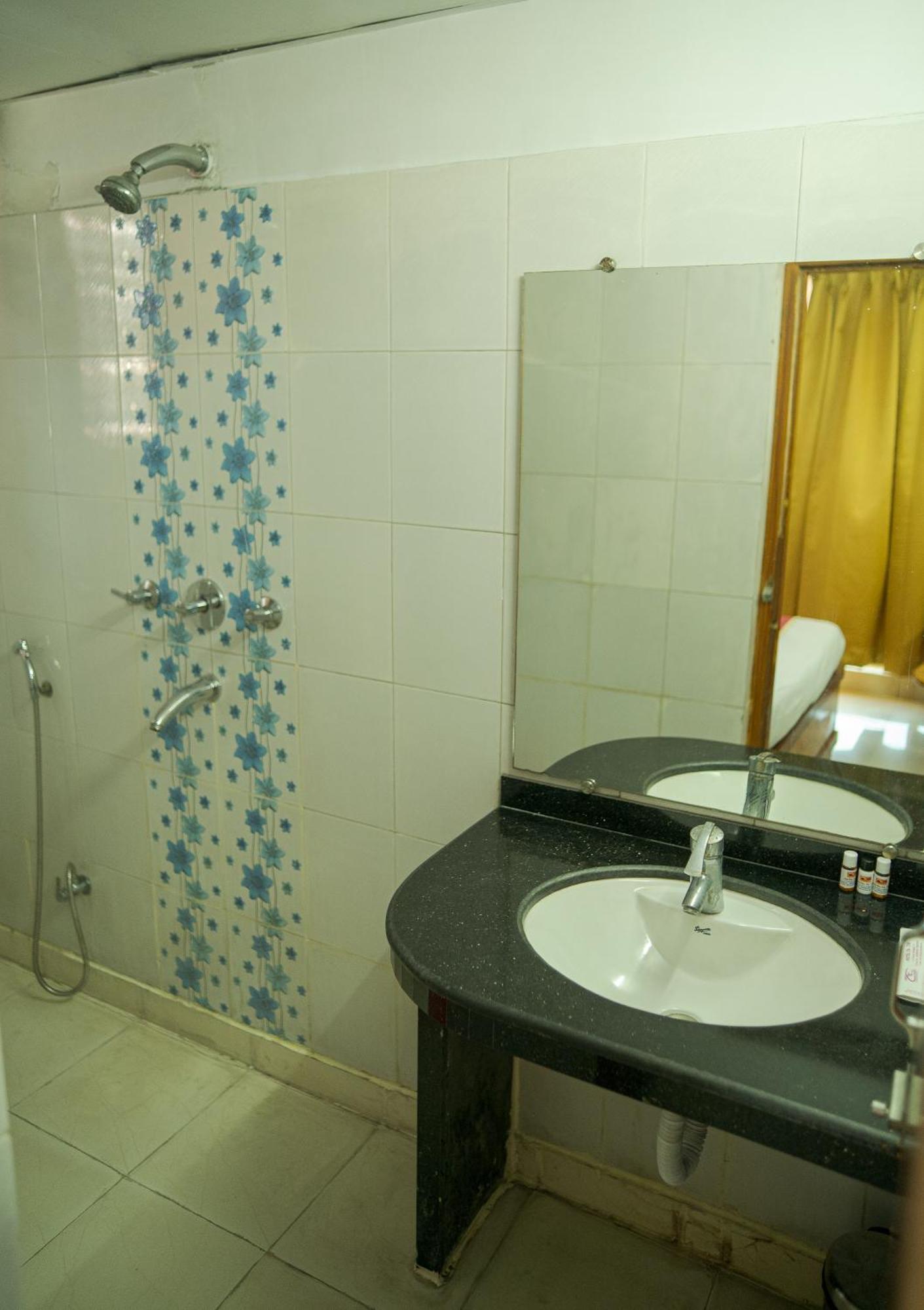 Durgāpur Hotel Ta-Tin מראה חיצוני תמונה